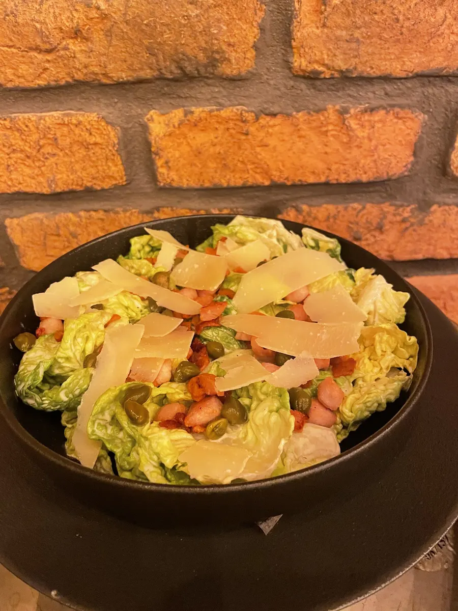 Caesar šalát s kuracím mäsom a parmezánom