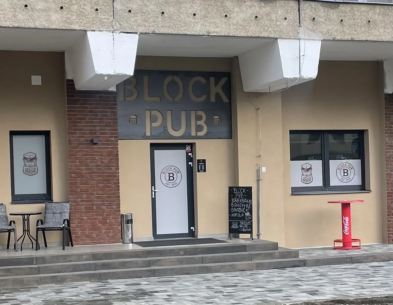 Vchod do BLOCK PUB pod betónovými blokmi paneláku na Petržalskej