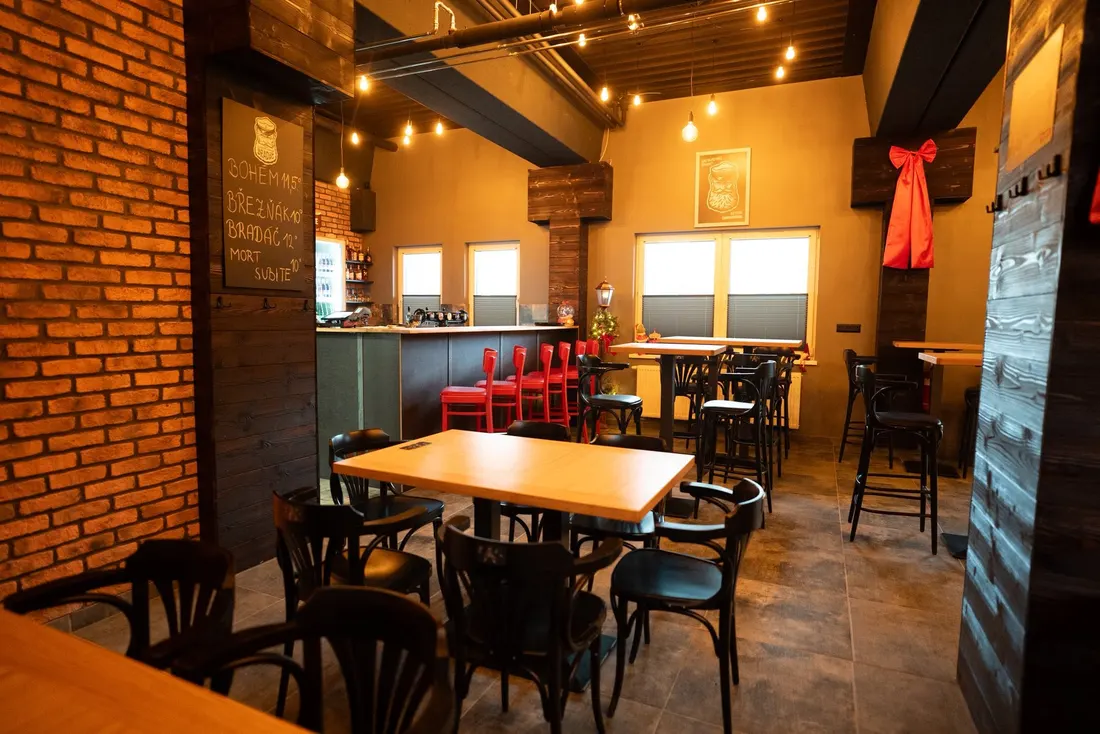 Stoly a stoličky pod Edison žiarovkami