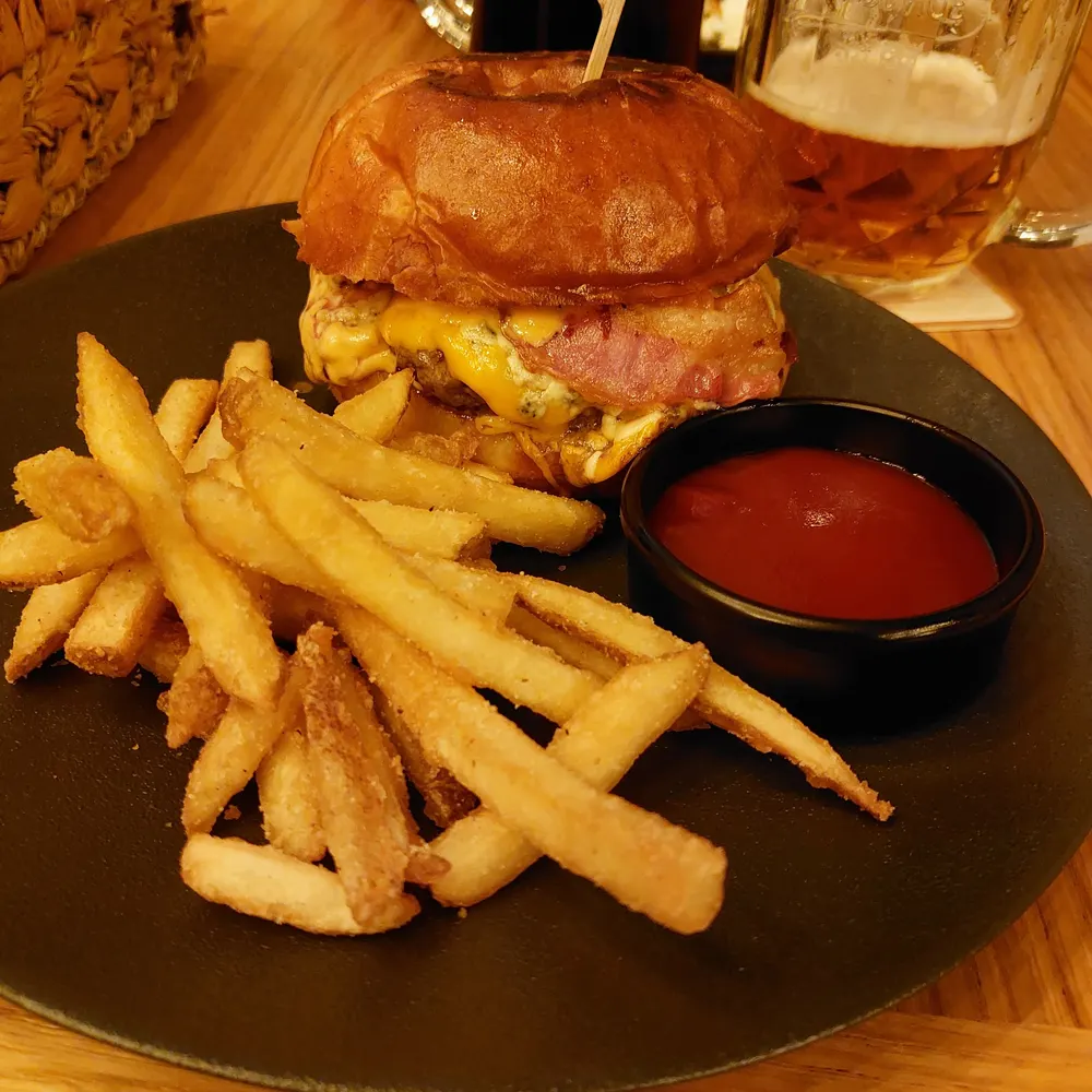 Burger s hranolkami a pivom