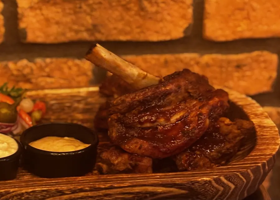 Bravčové rebrá s BBQ omáčkou a dvomi dipmi na drevenej miske