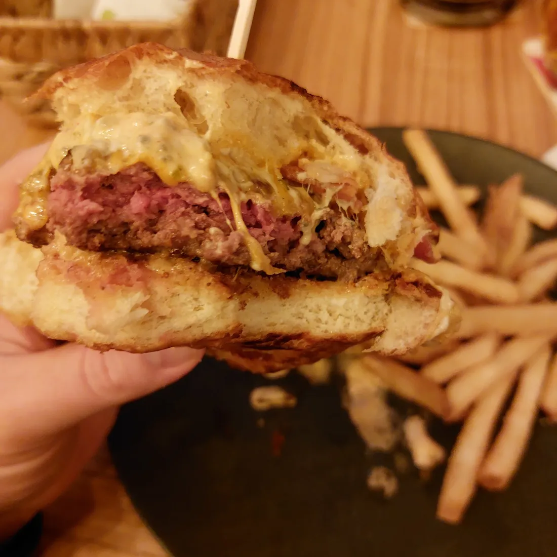 Prerezaný burger so šťavnatým jemne ružovým stredom