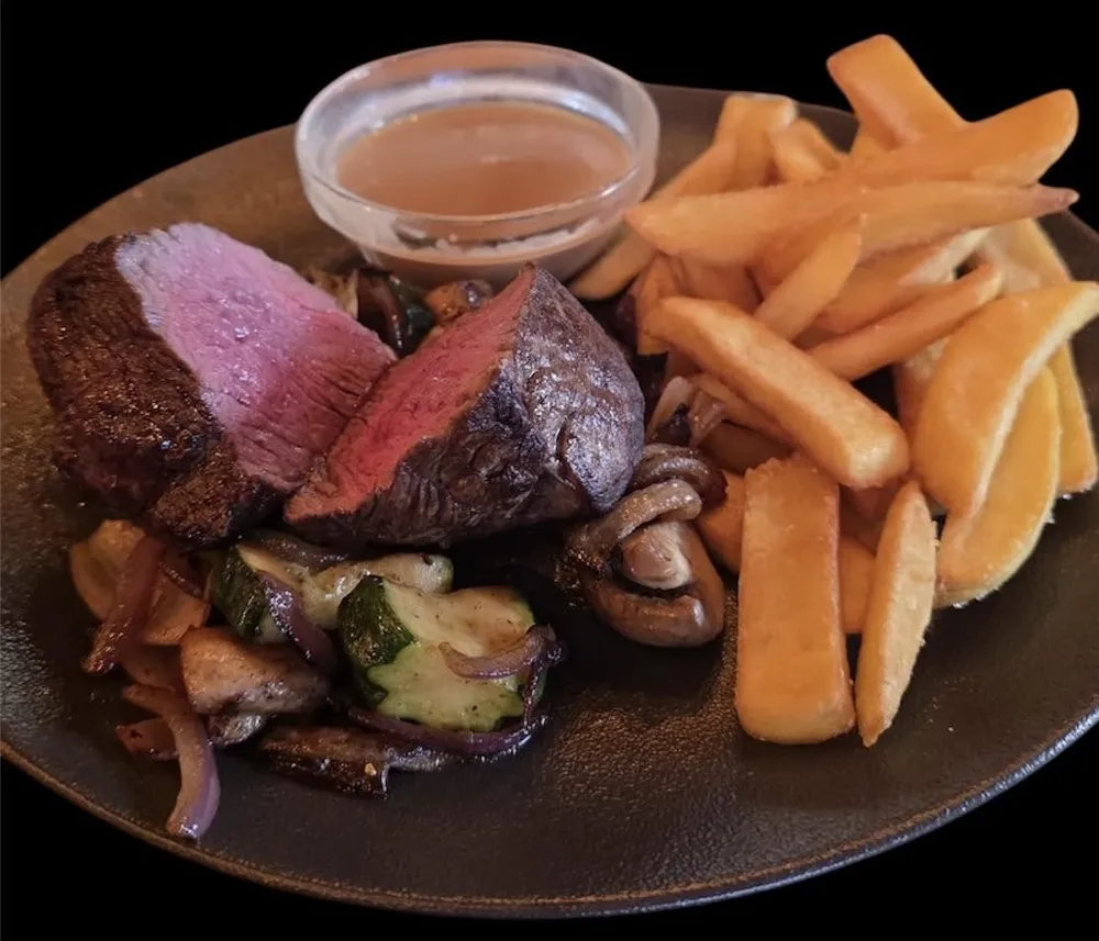 Steak s hranolkami a grilovanou zeleninou — špeciál mimo stáleho menu