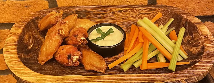 Chicken wings so zelerom, mrkvou a dipom z modrého syra